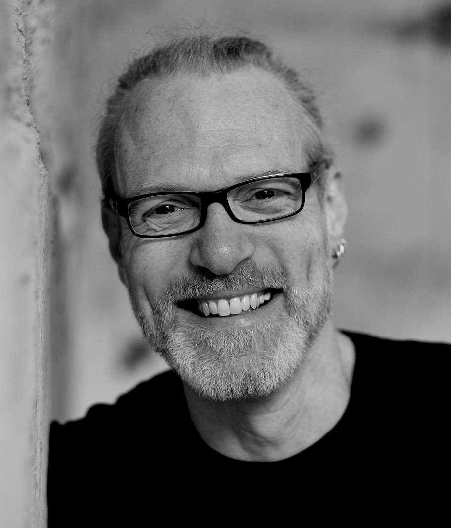 Marc Wagener Musiker bei BIG Time Porträt in schwarz weiß